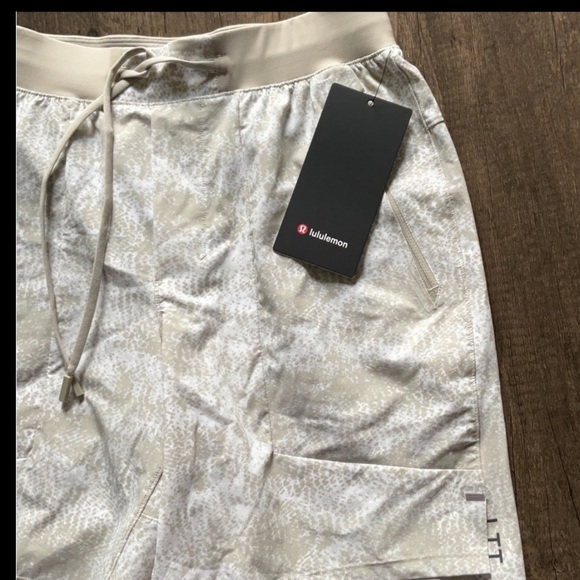 Lululemon license to train short 7LL XL color SVL1 - Picture 2 of 5